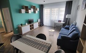 New Luxury Apartment Next To Subway With Garage